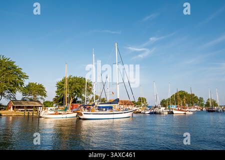 Segelboote liegen im Hafen von Orth, Fehmarn, Schleswig-Holstein, Deutschland Stockfoto