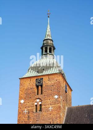 Glockenturm der Nikolaikirche in Burg auf Fehmarn, Schleswig-Holstein, Deutschland, vor blauem Himmel Stockfoto