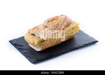 Spanisches Kartoffelomelette-Sandwich, isoliert auf weißem Hintergrund Stockfoto
