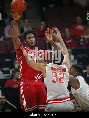 23. Februar 2017: Columbus, OH, USA – Nigel Hayes (10) aus Wisconsin übergibt den Ball 32 in der ersten Halbzeit in der Value City Arena in Columbus, Ohio, am Donnerstag, 23. Februar 2017. (Bild: © Adam Cairns/TNS via ZUMA Wire) Stockfoto