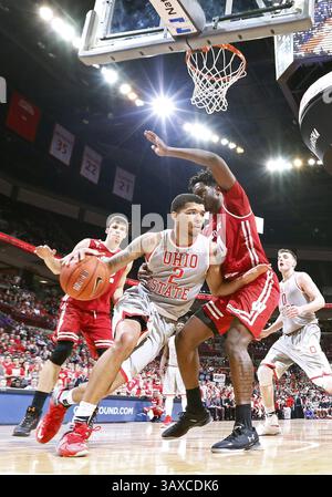 23. Februar 2017 – Columbus, OH, USA – Marc Loving (2) fährt in der zweiten Halbzeit in der Value City Arena in Columbus, Ohio, am Donnerstag, 23. Februar 2017 unter dem Korb um Wisconsins Nigel Hayes (10). Ohio State gewann 83–73. (Bild: © Adam Cairns/TNS via ZUMA Wire) Stockfoto