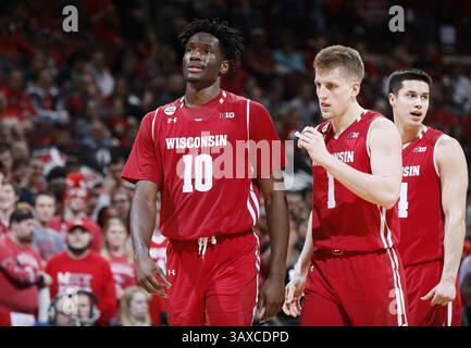23. Februar 2017: Columbus, OH, USA – Nigel Hayes (10) aus Wisconsin zieht am Donnerstag, 23. Februar 2017, mit seinen Teamkollegen Brevin Pritzl (1) und Bronson Koenig (24) auf den Platz, nachdem er in der zweiten Halbzeit gegen Ohio State in der Value City Arena in Columbus, Ohio, ein Foul begangen hat. Ohio State gewann 83–73. (Bild: © Adam Cairns/TNS via ZUMA Wire) Stockfoto