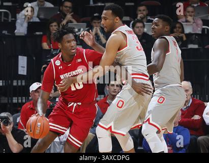 23. Februar 2017: Columbus, OH, USA – Nigel Hayes (10) aus Wisconsin fährt am Donnerstag, 23. Februar 2017, gegen Trevor Thompson (32) und Jae'Sean Tate (1) in der Value City Arena in Columbus, Ohio, an. (Bild: © Adam Cairns/TNS via ZUMA Wire) Stockfoto