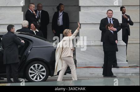 20. Januar 2017 – Washington, DC, USA – Hillary Clinton trifft mit dem ehemaligen Präsidenten Bill Clinton zur Amtseinführung von US-Präsident Donald Trump in Washington, DC, am 20. Januar 2017 ein. (Kreditbild: © Gary Hershorn via ZUMA Wire) Stockfoto