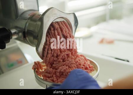 Hackfleisch aus einem Fleischwolf. Fleisch kochen Stockfoto