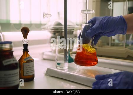 Reagenzgläser und -Kolben mit mehrfarbigen Flüssigkeiten im Labor. Chemische Reagenzien im Labor Stockfoto