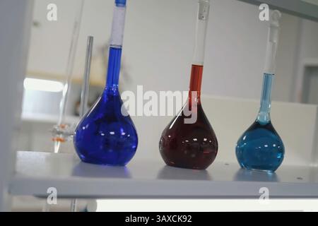 Reagenzgläser und -Kolben mit mehrfarbigen Flüssigkeiten im Labor. Chemische Reagenzien im Labor Stockfoto