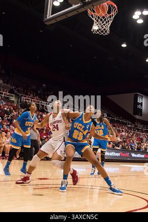 Februar 2017: Stanford, Kalifornien, USA S - 06. Februar 17: UCLA Bruins Stürmer Monique Billings (25) und Stanford Cardinal Stürmer Erica McCall (24) kämpfen um die Position des Stanford Cardinal Rebound während des Spiels zwischen dem Stanford Cardinal und den UCLA Bruins im Maples Pavilion in Stanford, Kalifornien. (Kreditbild: © Rob Sirota via ZUMA Wire) Stockfoto
