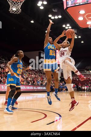Februar 2017: Stanford, Kalifornien, USA S - 6. Februar 17: Erica McCall (24) schießt um die UCLA Bruins Forward Monique Billings (25) während des Spiels zwischen dem Stanford Cardinal und den UCLA Bruins im Maples Pavilion in Stanford, Kalifornien. (Kreditbild: © Rob Sirota via ZUMA Wire) Stockfoto
