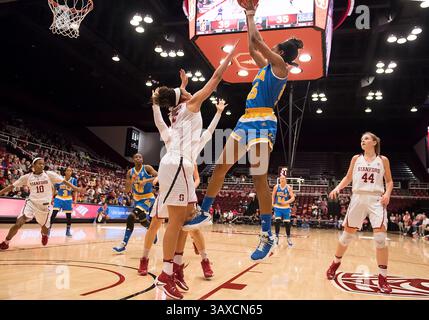 Februar 2017: Stanford, Kalifornien, USA S - 17. Februar: UCLA Bruins Stürmer Monique Billings (25) schießt über Stanford während des Spiels zwischen dem Stanford Cardinal und den UCLA Bruins im Maples Pavilion in Stanford, Kalifornien. (Kreditbild: © Rob Sirota via ZUMA Wire) Stockfoto
