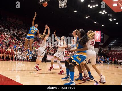 Februar 2017: Stanford, Kalifornien, USA 17. Februar: UCLA Bruins Stürmer Monique Billings (25) schießt während des Spiels zwischen dem Stanford Cardinal und den UCLA Bruins im Maples Pavilion in Stanford, Kalifornien. (Kreditbild: © Rob Sirota via ZUMA Wire) Stockfoto
