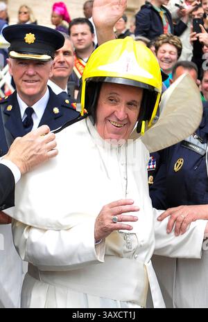 Dateifoto - Papst Franziskus trägt den Helm von Paris? Feuerwehrleute am Ende der wöchentlichen Generalaudienz auf dem Petersplatz im Vatikan am 13. April 2016. -- Papst Franziskus starb am Ostermontag, 21. April 2025, im Alter von 88 Jahren in seiner Residenz in der Casa Santa Marta des Vatikans. Foto von ABACAPRESS. COM Credit: Abaca Press/Alamy Live News Stockfoto