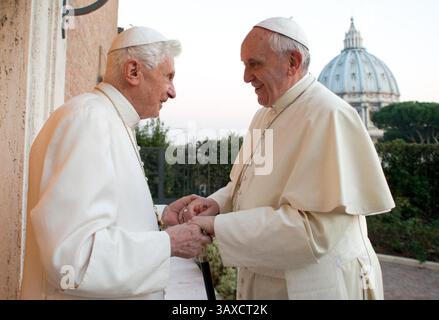 Dateifoto - Papst Franziskus tauscht Weihnachtsgrüße mit dem ehemaligen Papst Benedikt XVI. Im Kloster Mater Ecclesiae, seiner neuen Residenz, in Vatikanstadt am 23. Dezember 2013 aus. - Papst Franziskus feiert am 13. März seinen 10. Jahrestag des Pontifikats. -- Papst Franziskus starb am Ostermontag, 21. April 2025, im Alter von 88 Jahren in seiner Residenz in der Casa Santa Marta des Vatikans. Foto von Vatican Media (EV) /ABACAPRESS. COM Credit: Abaca Press/Alamy Live News Stockfoto