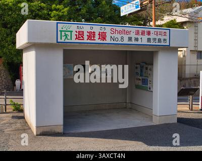 Vulkanische Eruptionsunterkunft Nr. 8 in Kagoshima, Kyushu, Japan. Der Unterstand ist ein Betonbau mit Hinweisschildern und Karten im Inneren. Stockfoto