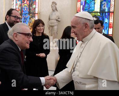 Dateifoto: Papst Franziskus trifft sich am 30. November 2016 mit dem Oscar-Preisträger Martin Scorsese bei einer Privataudienz im Vatikan. Scorsese ist in Rom, um seinen neuen Film „Silence“ zu präsentieren. Der Film, adaptiert nach dem Roman des japanischen Schriftstellers Shusaku Endo aus dem Jahr 1966, handelt von der Verfolgung einer Gruppe von Jesuiten im Japan des 17. Jahrhunderts. Der Papst und Scorsese diskutierten über den Film und die Mission der Jesuiten, zu der Franziskus gehört. - Papst Franziskus feiert am 13. März seinen 10. Jahrestag des Pontifikats. -- Papst Franziskus starb am Ostermontag, 21. April 2025, im Alter von 88 Jahren bei Hi Stockfoto