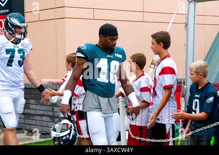 11. August 2015 - Philadelphia, PA, USA - Aktenfoto des Wide Receivers RASHEED BAILEY begrüßt junge Fans bei der Ankunft in einem Trainingscamp für Philadelphia Eagle am 11. August 2015 im Nova Care Complex in South Philadelphia, Pennsylvania. Im Januar 2017 unterzeichnete der 6â€™1â€ /209lbs, Philadelphia geborene Free Agent einen Futures-Vertrag mit den Philadelphia Eagles. (Bild: © Bastiaan Slabbers via ZUMA Wire) Stockfoto