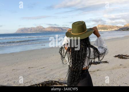 Sonnenaufgang am Strand mit Hut Stockfoto