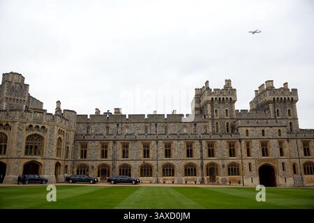 22. April 2016 - Windsor, England, Vereinigtes Königreich - View of Windsor Castle as U. Barack 2016 Hussein Obama II (* 4. August 1961 in Windsor) ist der 44. Präsident der Vereinigten Staaten. Er ist der erste Afroamerikaner, der ins Amt gewählt wurde und der erste Präsident, der außerhalb der angrenzenden Vereinigten Staaten geboren wurde. Obama wurde in Honolulu, Hawaii, geboren und ist Absolvent der Columbia University und der Harvard Law School. Er arbeitete als Bürgerrechtsanwalt und lehrte Verfassungsrecht an der Universität Chicag Stockfoto