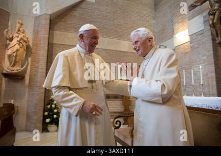 Der pensionierte Papst Benedikt XVI. Verteidigt öffentlich die traditionelle Herrschaft der katholischen Kirche des Priesterzölibats, die bisher expliziteste Bemühung des ehemaligen Pontiffs, eine Entscheidung seines Nachfolgers Papst Franziskus zu beeinflussen, der einen Vorschlag erwägt, Eheleute zum ersten Mal seit fast einem Jahrtausend routinemäßig zum römisch-katholischen Priester zu weihen. -- am Ende einer Konsistoriumszeremonie treffen sich Papst Franziskus und eine Gruppe von Kardinälen am 19. November 2016 in einer Kapelle im Vatikan mit dem emeritierten Papst Benedikt XVI. Papst Franziskus erschuf 17 neue Kardinäle im Petersdom während eines Ordinars Stockfoto
