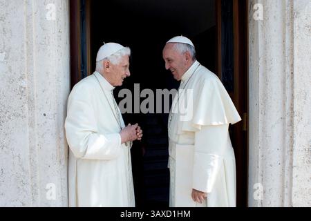Dateifoto - Dateifoto - Papst Franziskus besuchte Papst Benedikt XVI. In seiner Residenz, dem ehemaligen Kloster Mater Ecclesiae, im Vatikan am 30. Juni 2015, um ihn zu begrüßen und ihm einen angenehmen Aufenthalt in Castel Gandolfo in den römischen Hügeln zu wünschen. Der emeritierte Papst Benedikt XVI. Verlässt den Vatikan für seinen ersten Aufenthalt seit seiner Pensionierung. Er entkommt einer drohenden Hitzewelle, indem er zur päpstlichen Sommerresidenz in Castel Gandolfo geht. Das Treffen dauerte etwa eine halbe Stunde. Der emeritierte Papst Benedikt wird die nächsten zwei Wochen in Castel Gandolfo bleiben. Er wird am 14. Juli zurückkehren. - Ehemaliger Papst B. Stockfoto