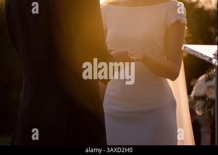 Golden Hour Hochzeitsgelübde und Ringwechsel Stockfoto