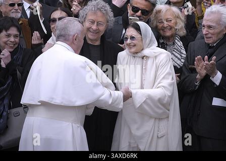 Vatikanstadt, Vatikanstadt. Mai 2021. Am 27. Mai 2021 starb die große italienische Tänzerin Carla Fracci. Sie war 84 Jahre alt. Mella Foto von 2017 Carla fracci trifft Papst FRANZISKUS Credit: Independent Photo Agency/Alamy Live News Stockfoto