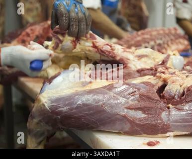 Fleisch- und Schweinekadaver-Schneidebetrieb. Fleischabteilung. Fleischverarbeitungsfabrik. Stockfoto