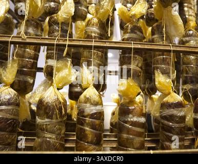 Die Wurst hängt auf dem Regal. Wurstproduktionswerk Stockfoto
