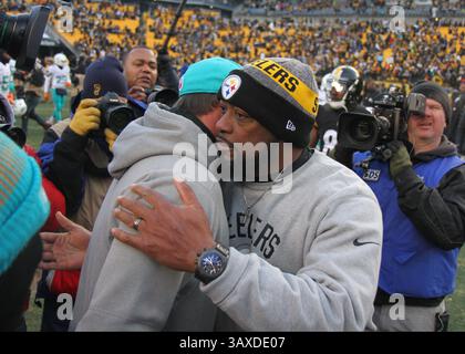 Januar 2017 – Pittsburgh, Pennsylvania, USA S – Mike Tomlin, Head Coach der Pittsburgh Steelers, begrüßt Adam Gase, den Trainer der Miami Dolphins. (Kreditbild: © Brian Kunst Via ZUMA Wire) Stockfoto