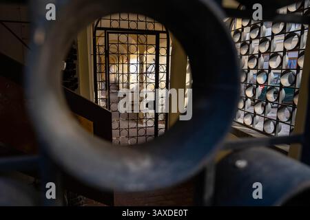 Szekesfehervar, Ungarn - 2. November 2024: Blick durch schwarze schmiedeeiserne Gitterstäbe in einen ungarischen Apartmentkomplex Stockfoto