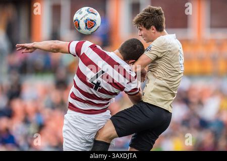 11. Dezember 2016: Wake Forest Defender Kevin Politz (4) und Stanford Defender Tomas Hilliard-Arce (4) kämpfen im BBVA Compass Stadium in Houston (Texas) um einen Kopfball. ..Trask Smith/CSM(Credit Image: &Copy; Trask Smith/CSM via ZUMA Wire) Stockfoto