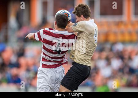 11. Dezember 2016: Wake Forest Defender Kevin Politz (4) und Stanford Defender Tomas Hilliard-Arce (4) kämpfen im BBVA Compass Stadium in Houston (Texas) um einen Kopfball. ..Trask Smith/CSM(Credit Image: &Copy; Trask Smith/CSM via ZUMA Wire) Stockfoto