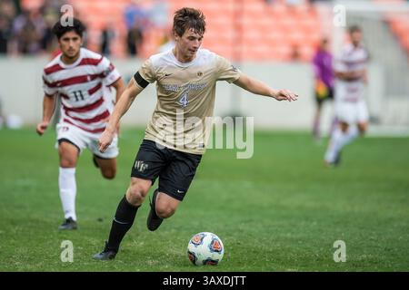 11. Dezember 2016: Wake Forest Defender Kevin Politz (4) kontrolliert den Ball während der 1. Hälfte der NCAA Männer's Soccer Championship zwischen den Wake Forest Demon Deacons und dem Stanford Cardinal im BBVA Compass Stadium in Houston, Texas. ..Trask Smith/CSM(Credit Image: &Copy; Trask Smith/CSM via ZUMA Wire) Stockfoto