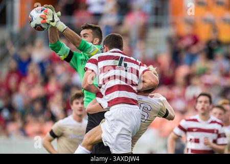 11. Dezember 2016: Wake Forest Torhüter Andreu Cases Mundet (1) hält den Ball von Stanford-Verteidiger Tomas Hilliard-Arce (4) fern während der 1. Hälfte des NCAA Männer Fußball Championship Spiels zwischen den Wake Forest Demon Deacons und dem Stanford Cardinal im BBVA Compass Stadium in Houston, Texas. ..Trask Smith/CSM(Credit Image: &Copy; Trask Smith/CSM via ZUMA Wire) Stockfoto