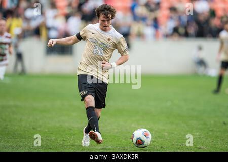 11. Dezember 2016: Wake Forest Defender Hunter Bandy (20) kontrolliert den Ball während der 1. Überstunden der NCAA-Meisterschaft zwischen den Wake Forest Demon Deacons und dem Stanford Cardinal im BBVA Compass Stadium in Houston, Texas. Stanford gewann 5-4 im Elfmeterschießen nach zwei Überstunden und endete mit 0-0 Punkten...Trask Smith/CSM(Credit Image: &Copy; Trask Smith/CSM via ZUMA Wire) Stockfoto