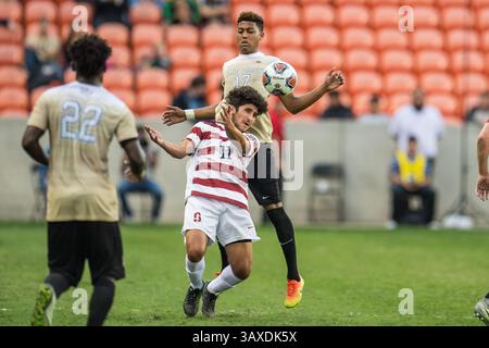 11. Dezember 2016: Stanford Stürmer Amir Bashti (11) und Wake Forest Defender Logan Gdula (17) kämpfen um den Ball während der 2. Überstunden der NCAA Männer's Soccer Championship zwischen den Wake Forest Demon Deacons und dem Stanford Cardinal im BBVA Compass Stadium in Houston, Texas. Stanford gewann 5-4 im Elfmeterschießen nach zwei Überstunden und endete mit 0-0 Punkten...Trask Smith/CSM(Credit Image: &Copy; Trask Smith/CSM via ZUMA Wire) Stockfoto