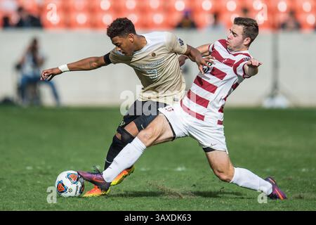 11. Dezember 2016: Wake Forest Defender Logan Gdula (17) und Stanford Mittelfeldspieler Sam Werner (23) kämpfen im BBVA Compass Stadium in Houston (Texas) um den Ball. Stanford gewann 5-4 im Elfmeterschießen nach zwei Überstunden und endete mit 0-0 Punkten...Trask Smith/CSM(Credit Image: &Copy; Trask Smith/CSM via ZUMA Wire) Stockfoto