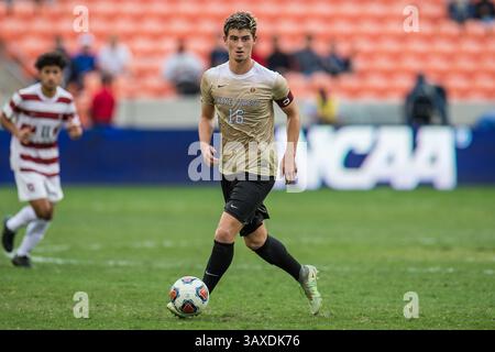 11. Dezember 2016: Wake Forest Mittelfeldspieler Ian Harkes (16) kontrolliert den Ball während der 2. Überstunden der NCAA Männer's Soccer Championship zwischen den Wake Forest Demon Deacons und dem Stanford Cardinal im BBVA Compass Stadium in Houston, Texas. Stanford gewann 5-4 im Elfmeterschießen nach zwei Überstunden und endete mit 0-0 Punkten...Trask Smith/CSM(Credit Image: &Copy; Trask Smith/CSM via ZUMA Wire) Stockfoto