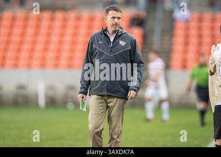 11. Dezember 2016: Bobby Muuss, Cheftrainer von Wake Forest, bereitet sich auf das Elfmeterschießen der NCAA-Männer-Fußball-Meisterschaft zwischen den Wake Forest Demon Deacons und dem Stanford Cardinal im BBVA Compass Stadium in Houston, Texas, vor. Stanford gewann 5-4 im Elfmeterschießen nach zwei Überstunden und endete mit 0-0 Punkten...Trask Smith/CSM(Credit Image: &Copy; Trask Smith/CSM via ZUMA Wire) Stockfoto