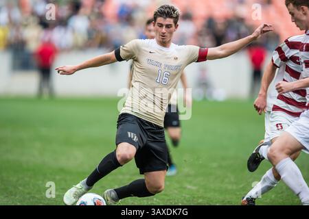 11. Dezember 2016: Wake Forest Mittelfeldspieler Ian Harkes (16) kontrolliert den Ball während der 2. Hälfte der NCAA Männer's Soccer Championship zwischen den Wake Forest Demon Deacons und dem Stanford Cardinal im BBVA Compass Stadium in Houston, Texas. Stanford gewann 5-4 im Elfmeterschießen nach zwei Überstunden und endete mit 0-0 Punkten...Trask Smith/CSM(Credit Image: &Copy; Trask Smith/CSM via ZUMA Wire) Stockfoto