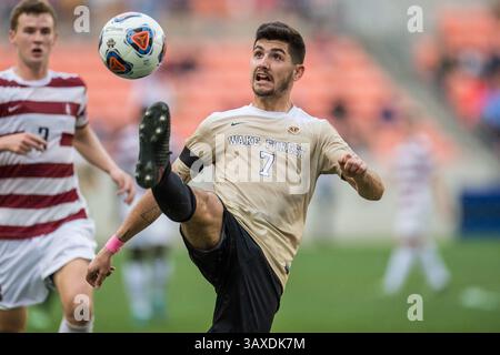 11. Dezember 2016: Wake Forest Forward Jon Bakero (7) kontrolliert den Ball während der 2. Hälfte der NCAA Männer's Soccer Championship zwischen den Wake Forest Demon Deacons und dem Stanford Cardinal im BBVA Compass Stadium in Houston, Texas. Stanford gewann 5-4 im Elfmeterschießen nach zwei Überstunden und endete mit 0-0 Punkten...Trask Smith/CSM(Credit Image: &Copy; Trask Smith/CSM via ZUMA Wire) Stockfoto