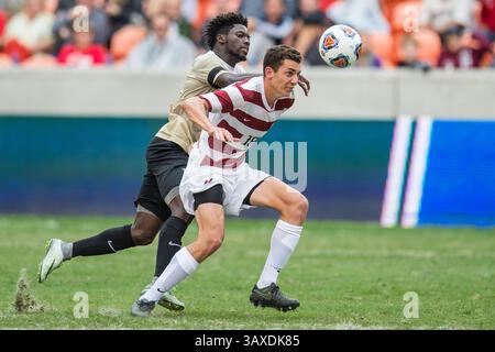11. Dezember 2016: Wake Forest Mittelfeldspieler EMA Twumasi (22) und Stanford-Verteidiger Adam Mosharrafa (16) kämpfen um den Ball während der 2. Hälfte des NCAA Männer-Fußball-Meisterschaftsspiels zwischen den Wake Forest Demon Deacons und dem Stanford Cardinal im BBVA Compass Stadium in Houston, Texas. Stanford gewann 5-4 im Elfmeterschießen nach zwei Überstunden und endete mit 0-0 Punkten...Trask Smith/CSM(Credit Image: &Copy; Trask Smith/CSM via ZUMA Wire) Stockfoto