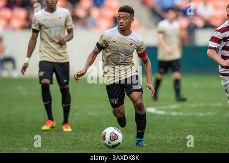 11. Dezember 2016: Wake Forest Mittelfeldspieler Jacori Hayes (8) kontrolliert den Ball während der 2. Hälfte der NCAA Männer's Soccer Championship zwischen den Wake Forest Demon Deacons und dem Stanford Cardinal im BBVA Compass Stadium in Houston, Texas. Stanford gewann 5-4 im Elfmeterschießen nach zwei Überstunden und endete mit 0-0 Punkten...Trask Smith/CSM(Credit Image: &Copy; Trask Smith/CSM via ZUMA Wire) Stockfoto