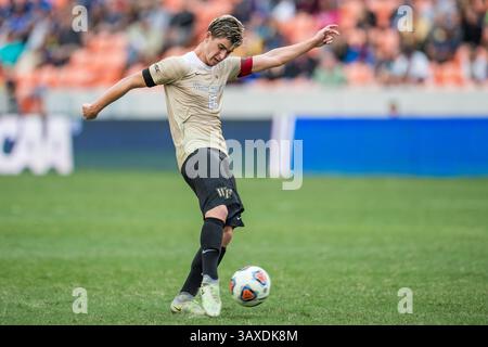 11. Dezember 2016: Wake Forest Mittelfeldspieler Ian Harkes (16) macht einen Schuss während der 2. Hälfte des NCAA Männer Fußball Championship-Spiels zwischen den Wake Forest Demon Deacons und dem Stanford Cardinal im BBVA Compass Stadium in Houston, Texas. Stanford gewann 5-4 im Elfmeterschießen nach zwei Überstunden und endete mit 0-0 Punkten...Trask Smith/CSM(Credit Image: &Copy; Trask Smith/CSM via ZUMA Wire) Stockfoto