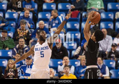 Dezember 2016: St. Louis, Missouri, USA S - der Wachmann der St. Louis University DAVELL ROBY (5) versucht, den Schuss des Chicagoer State Guard JOSHUA BATSON (21) während eines nicht-Konferenzspiels zwischen den Saint Louis Billikens und den Chicago State Cougars zu blockieren, bei dem Saint Luis den Chicago State mit einem Ergebnis von 45 bis 43 besiegt, das in der Chaifetz Arena in St. Louis, MO ausgetragen wird (Credit Image: © Richard Ulreich Via ZUMA Wire) Stockfoto