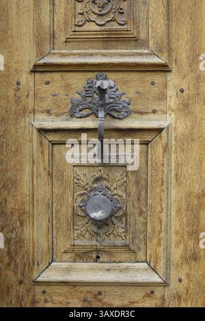 Ornament an einer alten Holztür Stockfoto