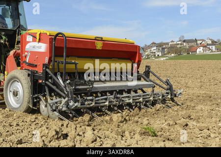 Saatbohrer für den Getreideanbau auf dem Feld - Nahaufnahme Stockfoto