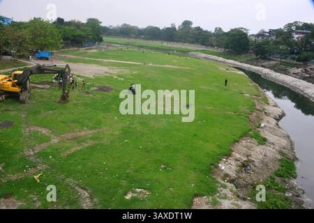 Siliguri, Westbengalen, Indien. April 2025. Arbeiter und Arbeiter verwenden einen Buldozer, um das Flussgebiet des Mahananda Flusses zu reinigen, um den Fluss vor der Monsunzeit aufrechtzuerhalten, was zu Wasserabfällen und Überschwemmungen in den Flussgebieten während der Regenzeit in Siliguri führt. Der Welttag der Erde wird weltweit am 22. April gefeiert. (Kreditbild: © Diptendu Dutta/ZUMA Press Wire) NUR REDAKTIONELLE VERWENDUNG! Nicht für kommerzielle ZWECKE! Stockfoto