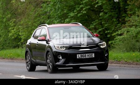 Milton Keynes, UK - 9. April 2025: 2019 Kia Stonic Auto fährt auf einer britischen Landstraße Stockfoto
