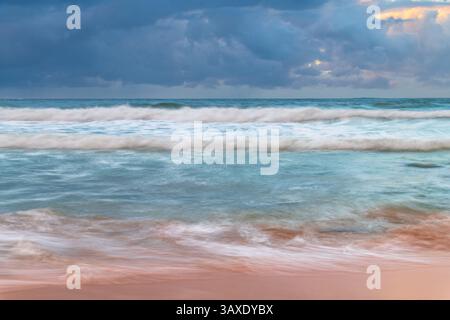 Moody Sunrise Seascape am Killcare Beach an der Central Coast von NSW, Australien. Stockfoto